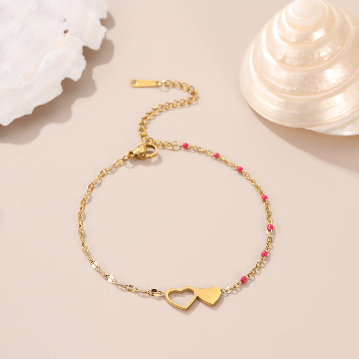 Bracelet Capucine, perles rouges et blanches et cœurs dorés
