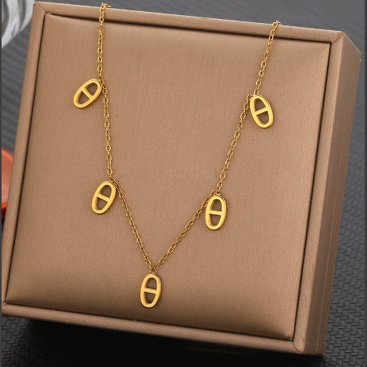 Collier Maëlys, cinq maillons marine dorés sur chaîne fine