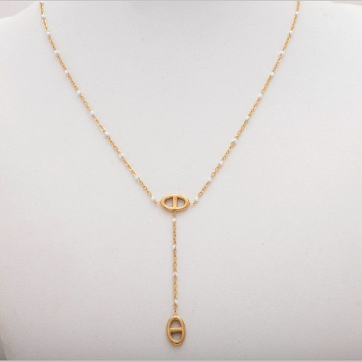 Collier Oria, chaîne fine à perles blanches et maillon marine doré